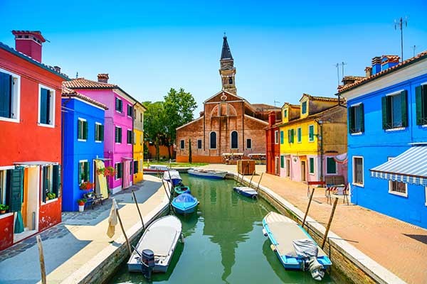 <h1>MURANO - BURANO - TORCELLO</h1><p>CON PRANZO A BORDO A BASE DI PESCE: &euro; 125.-&nbsp;</p><br><div class='btn'><a href='https://duemoriviaggi.it/viaggi-di-gruppo/2-venezia-murano-burano-torcello/'>SCOPRI</a></div>