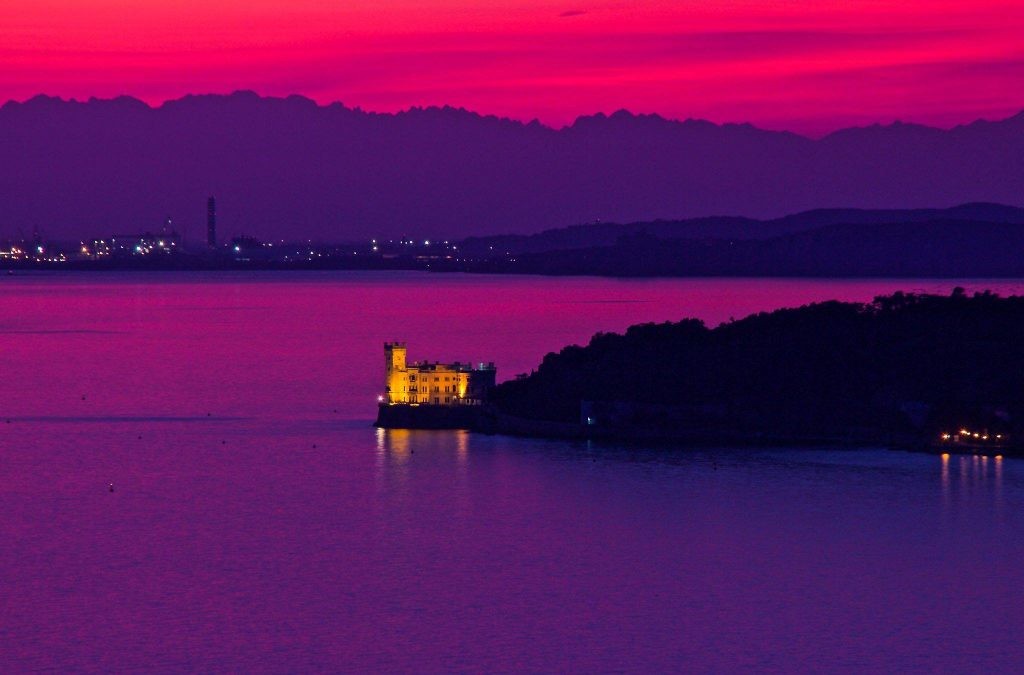 <h1>WEEKEND ROMANTICO A TRIESTE E PORTOROSE</h1><h5>Itinerario fiabesco per festeggiare gli innamorati</h5><br><div class='btn'><a href='https://www.duemoriviaggi.it/viaggi-di-gruppo/weekend-romantico-a-triste-e-portorose/'>SCOPRI</a></div>